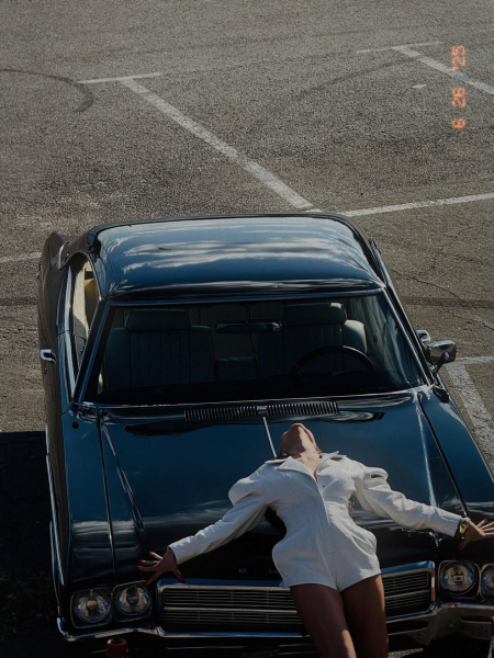 Дружина Усика у шкіряному джампс'юті посвітила стегнами на тлі ретроавто