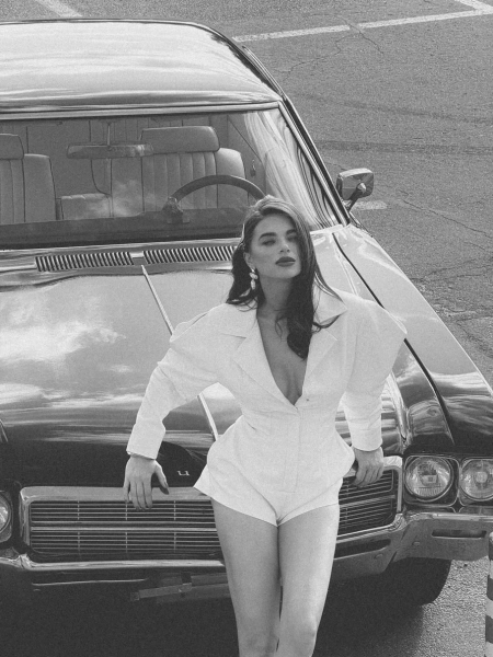 Дружина Усика у шкіряному джампс'юті посвітила стегнами на тлі ретроавто