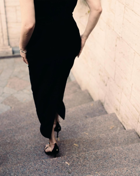 Дружина Усика в вишуканій сукні з голими плечима похизувалася пишним бюстом і тонкою талією