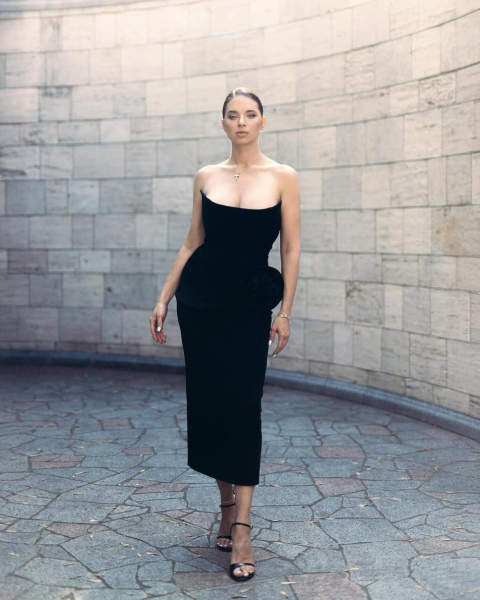 Дружина Усика в вишуканій сукні з голими плечима похизувалася пишним бюстом і тонкою талією