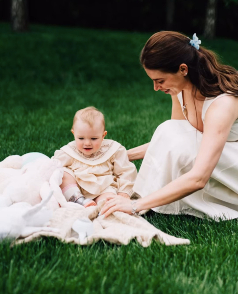 Дружина Усика з однорічною дочкою попозували на травичці в ніжних лляних сукнях. Фото