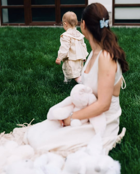 Дружина Усика з однорічною дочкою попозували на травичці в ніжних лляних сукнях. Фото