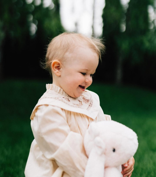 Дружина Усика з однорічною дочкою попозували на травичці в ніжних лляних сукнях. Фото