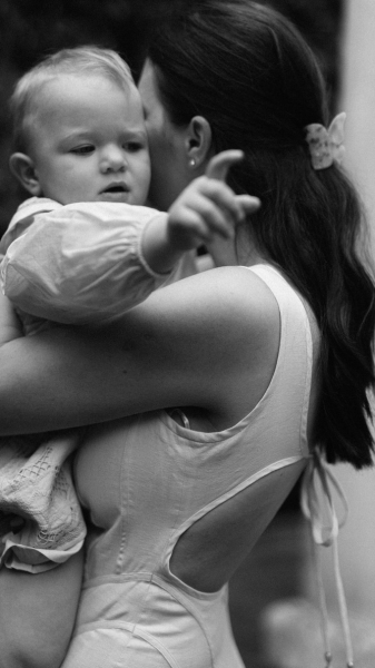 Дружина Усика з однорічною дочкою попозували на травичці в ніжних лляних сукнях. Фото