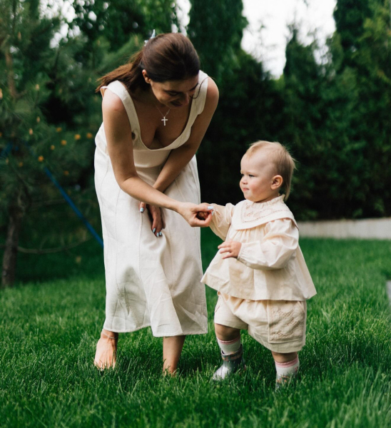 Дружина Усика з однорічною дочкою попозували на травичці в ніжних лляних сукнях. Фото