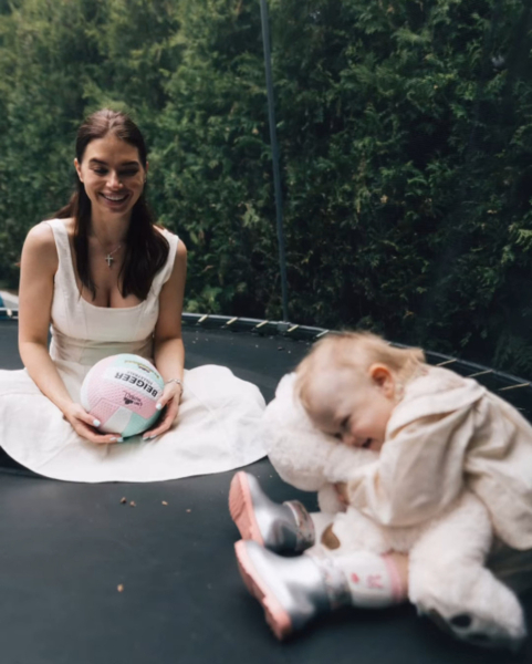 Дружина Усика з однорічною дочкою попозували на травичці в ніжних лляних сукнях. Фото