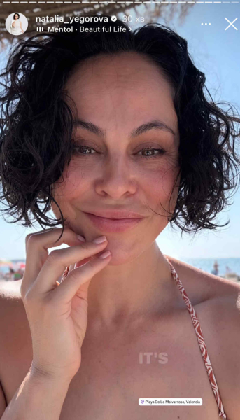 Ексдружина Кличка без мейку поніжилася в ліжку у пеньюарі та на пляжі у бікіні