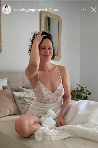 Ексдружина Кличка без мейку поніжилася в ліжку у пеньюарі та на пляжі у бікіні