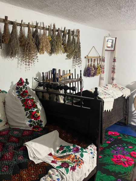 Горняк у шортах і чоботах в стилі бохо посвітила ніжками на тлі розписаних хатин в Мальованому селі. Фото