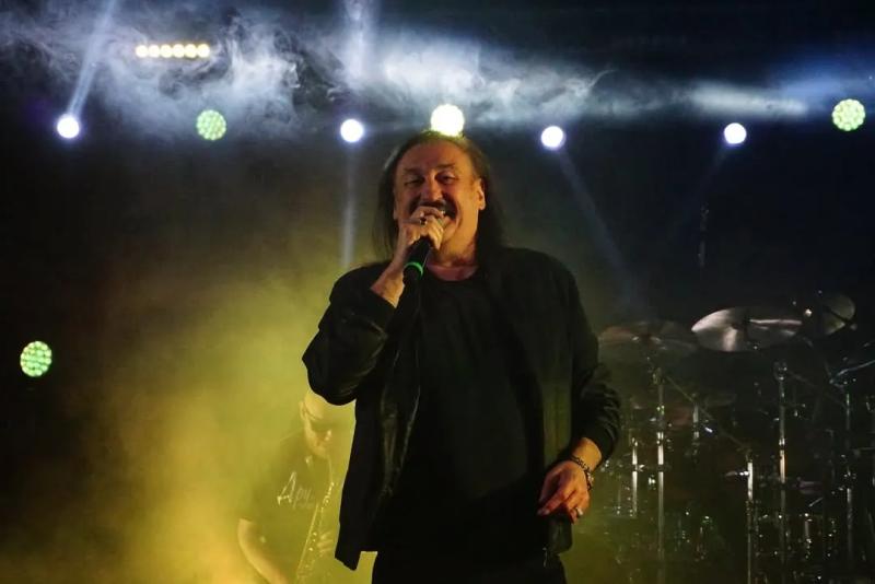 Исчезли с экранов, а сегодня снова на всех обложках: какие звезды получили второй шанс на славу