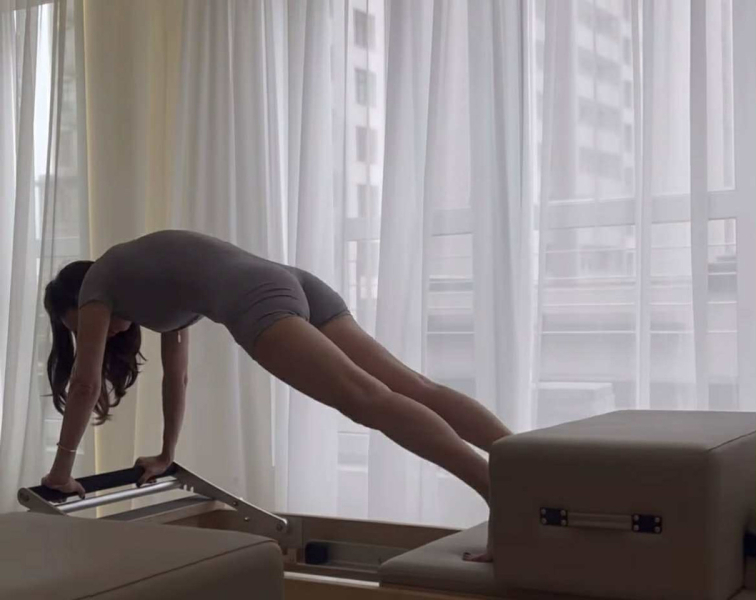 "Я в кайфі": Горняк в обтислому ромпері показала, як готується до моря