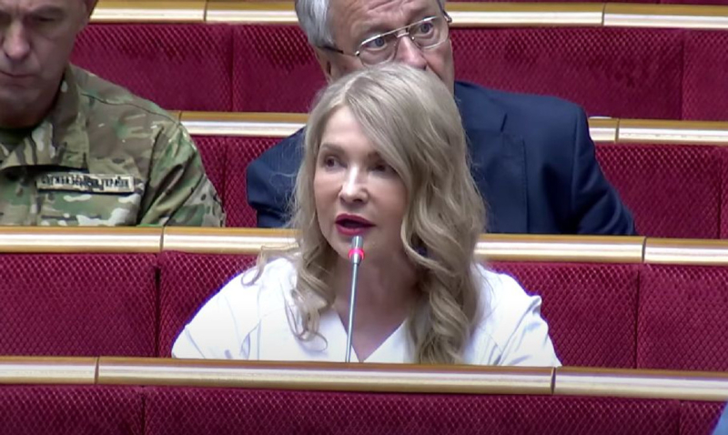 Яскрава помада та попелясті пасма: Тимошенко в Раді з'явилася в новому образі. Фото