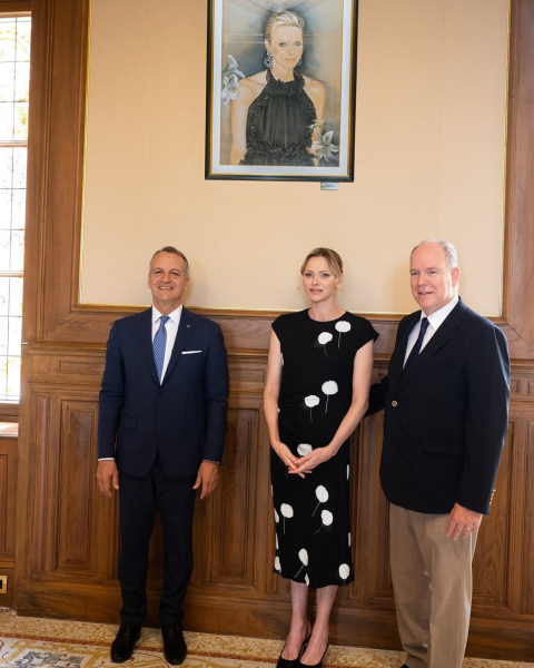 Княгиня Монако в елегантній сукні з квітами попозувала на презентації власного портрета. Фото