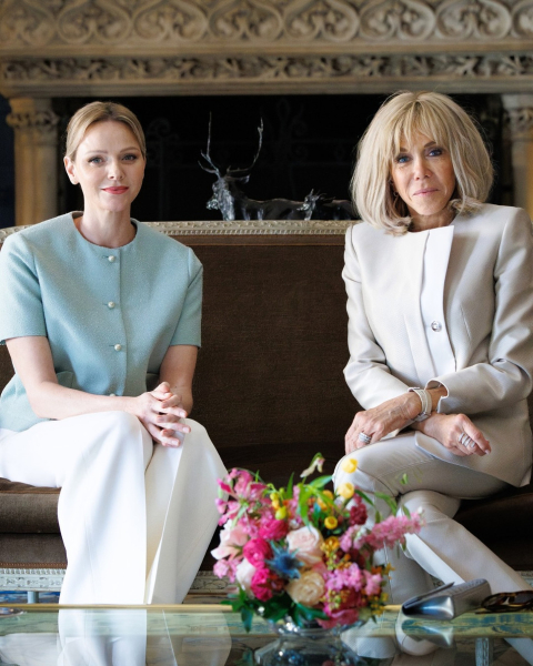 Княгиня Шарлін у пастельному Dior похвалилася своїм садом дружині Макрона у Louis Vuitton. Фото