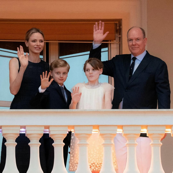Князь і княгиня Монако з дітьми в ошатних луках помахали з балкона під час святкової церемонії. Фото