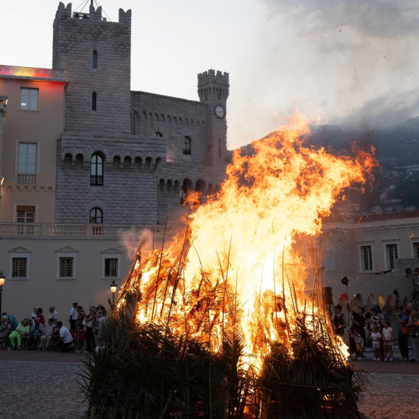 Князь і княгиня Монако з дітьми в ошатних луках помахали з балкона під час святкової церемонії. Фото
