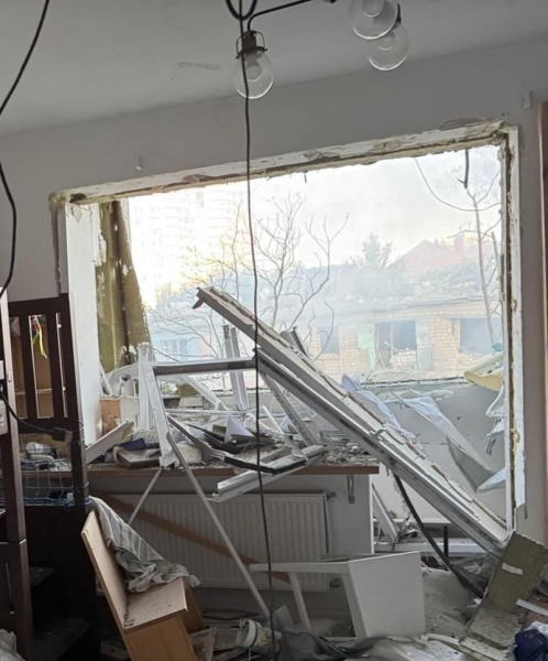 Квартира Тараса та Олени Тополь постраждала під час нічних обстрілів