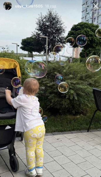 Маленька квіточка: Усик замилувала фото 1-річної доні в літніх аутфітах