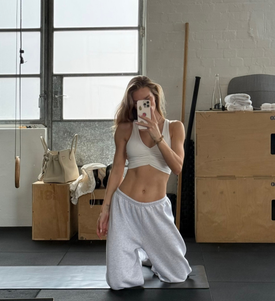 На пляжі, в лісі та за читанням: наречена Стейтема закарбувала милі моменти з їхніми дітьми. Фото