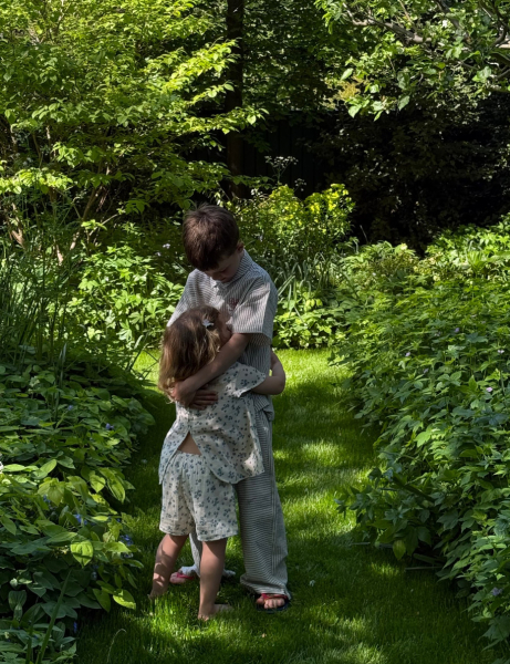 На пляжі, в лісі та за читанням: наречена Стейтема закарбувала милі моменти з їхніми дітьми. Фото