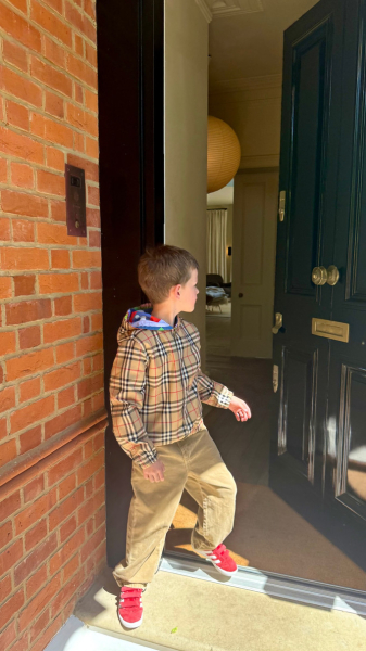 На пляжі, в лісі та за читанням: наречена Стейтема закарбувала милі моменти з їхніми дітьми. Фото