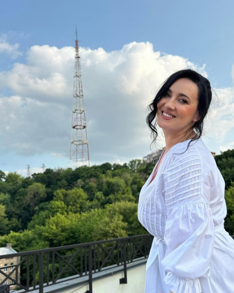 "Неможливо не пишатися": наречений Вітвіцької привітав її з 44-річчям, а вона у білій сукні попозувала на балконі. Фото