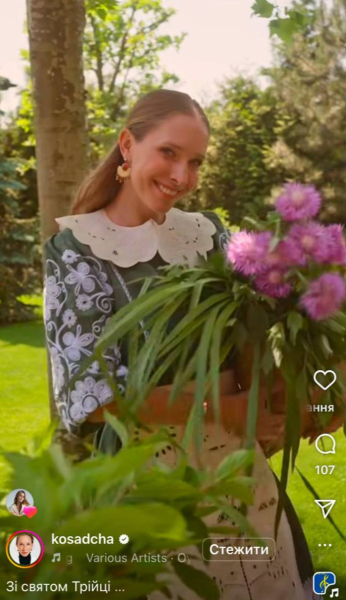 Осадча у вишиванці та фартушку привітала із зеленими святами та показала, як сервірує стіл