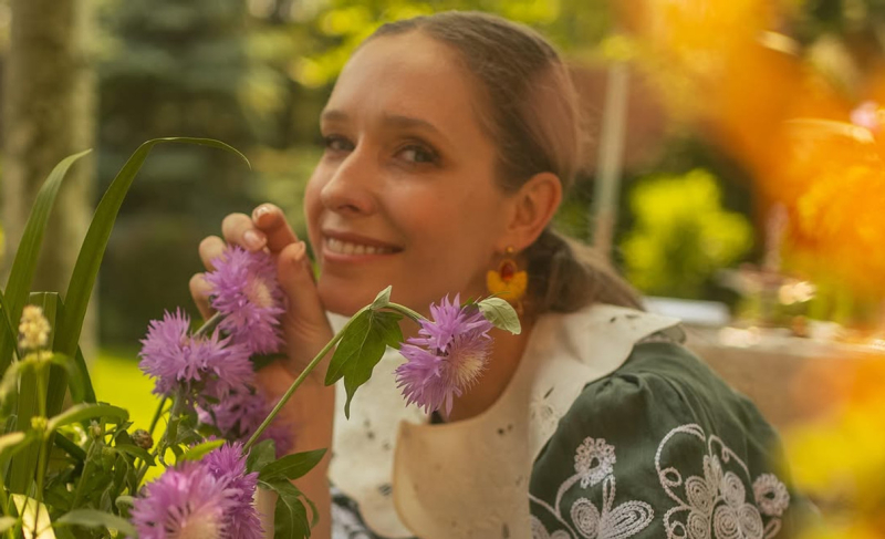 Осадча у вишиванці та фартушку привітала із зеленими святами та показала, як сервірує стіл