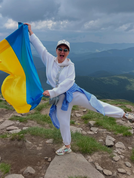 Саліванчук з 9-річним сином підкорила Говерлу і показалася на вершині з прапором. Фото