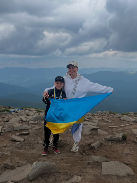 Саліванчук з 9-річним сином підкорила Говерлу і показалася на вершині з прапором. Фото