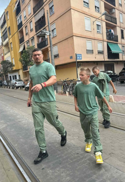 Усик із двома синами вигуляли однакові луки. Фото