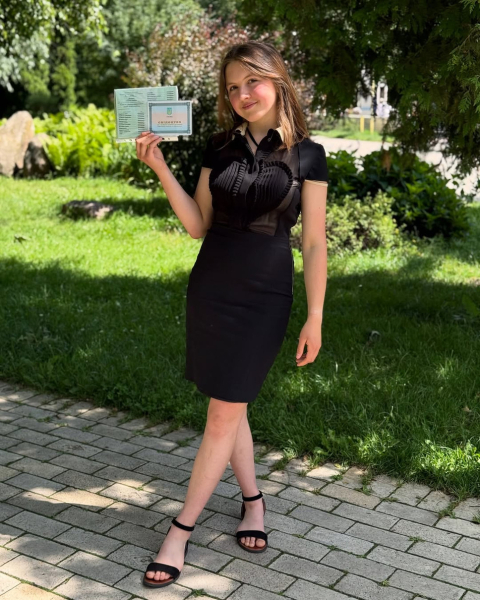 "Життя вона бачить інакшим": ​​Хамайко похвалилася 15-річною донькою-випускницею та розповіла про її плани після школи. Фото