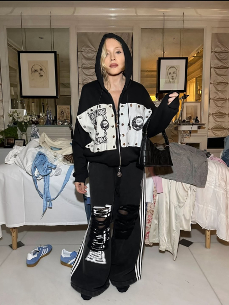 Зухвалі пози і дивакуваті луки: Мадонна на гламурній примірці попозувала у футболці з надписом про війну. Фото