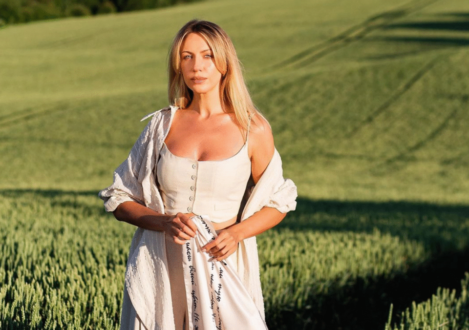 Роскошный букет для Леси Никитюк от жениха-военнослужащего: трогательные кадры в Instagram