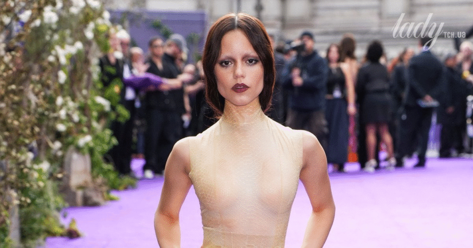 Дженна Ортега в латексном платье «русалка» на премьере «Венсдей-2» в Лондоне: впечатляющий образ