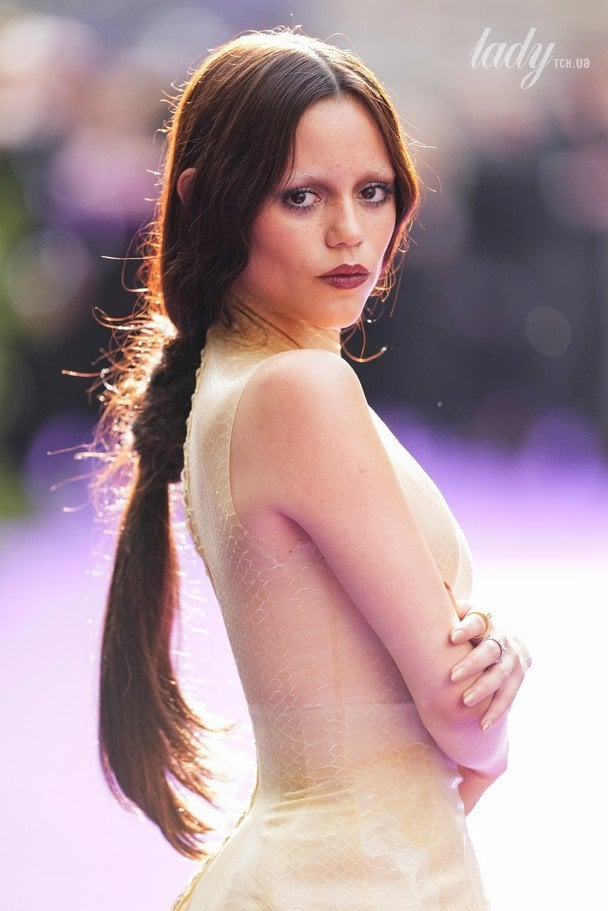 Дженна Ортега в латексном платье «русалка» на премьере «Венсдей-2» в Лондоне: впечатляющий образ