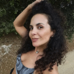 Настя Каменских поразила своей фигурой на фоне горного пейзажа в Испании