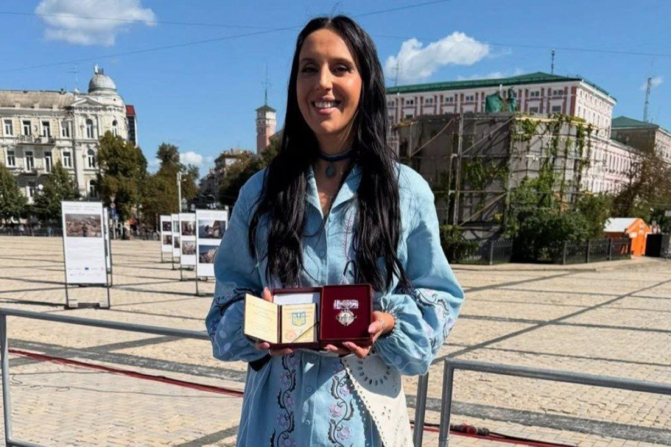 Слёзы радости и неожиданность: как Джамала получила орден от Зеленского в День Независимости