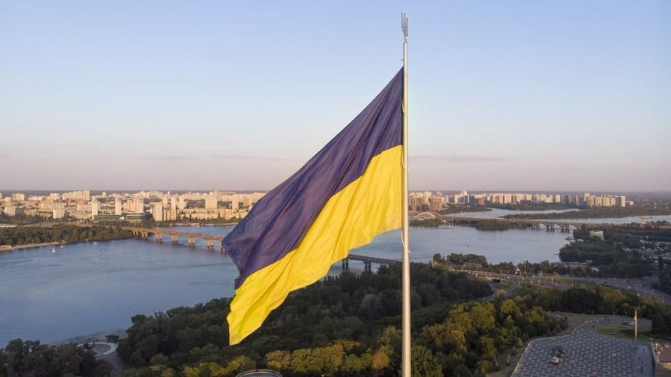 Киев временно опустил главный флаг: что произошло