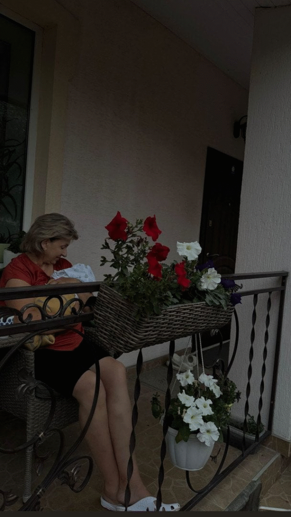 Леся Никитюк показала милое фото с полуторамесячным сыном: мама нянчит внука