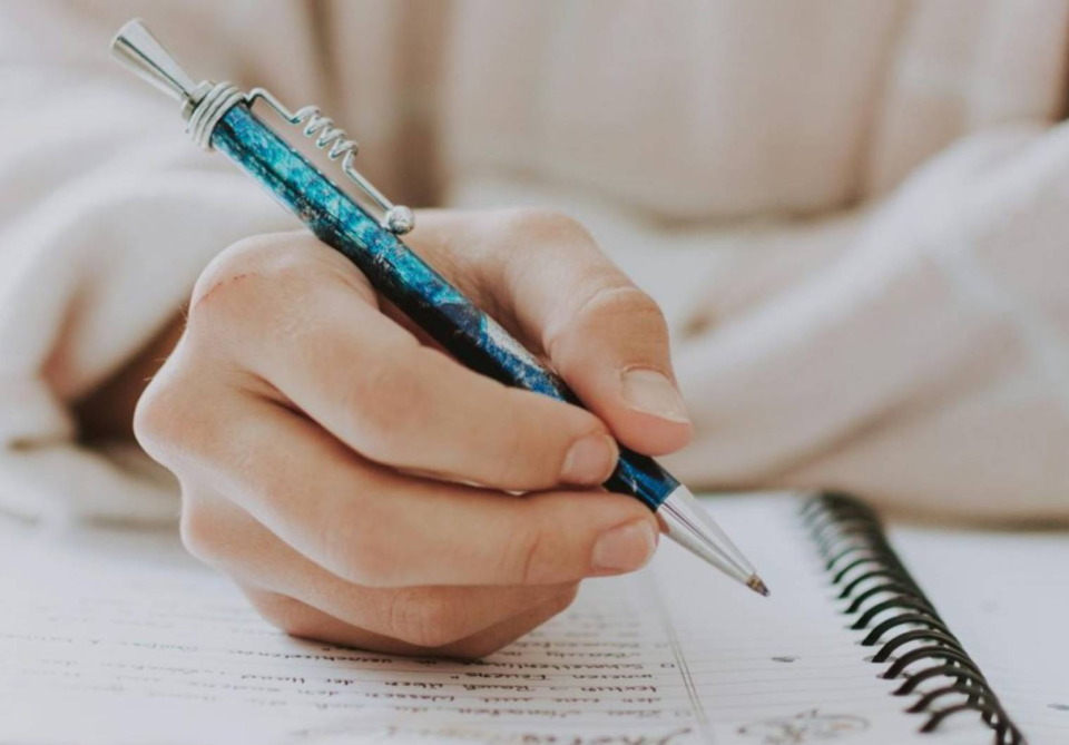 Как правильно писать слово «навзаем» и чем оно отличается от «взаимно» в языке