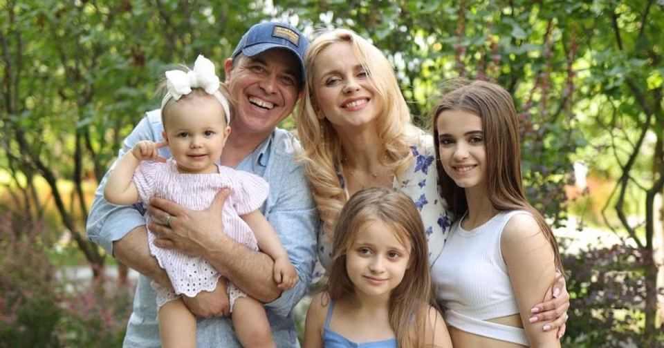 Лилия Ребрик проводила дочерей в школу: стильный образ и трогательные семейные кадры покорили фанатов