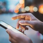 чоловік зі смартфоном