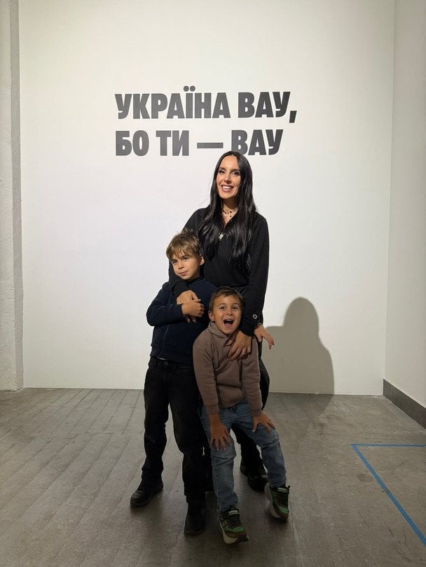 Джамала впервые показала мужа и подросших сыновей на выставке «Ukraine WOW» в Киеве