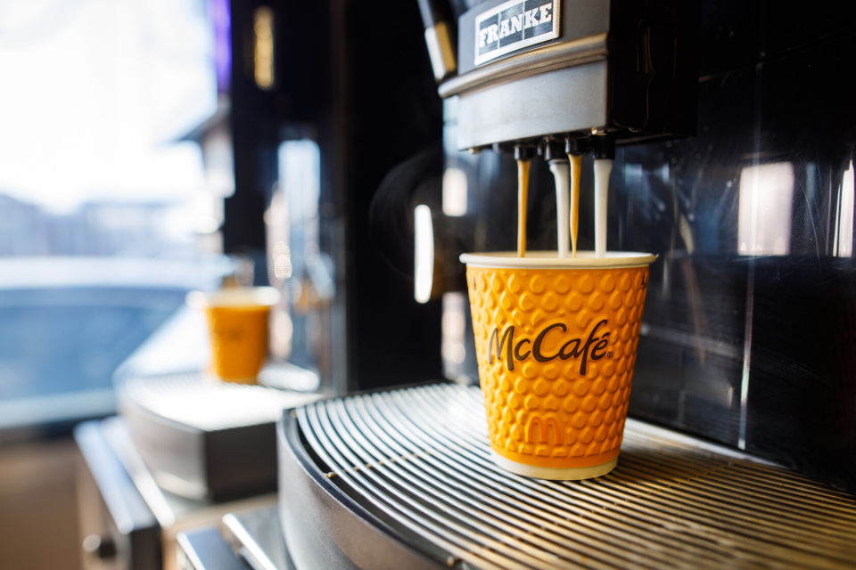 Осенние новинки McDonald’s: кофе с маршмеллоу и пирожок с черникой уже в меню