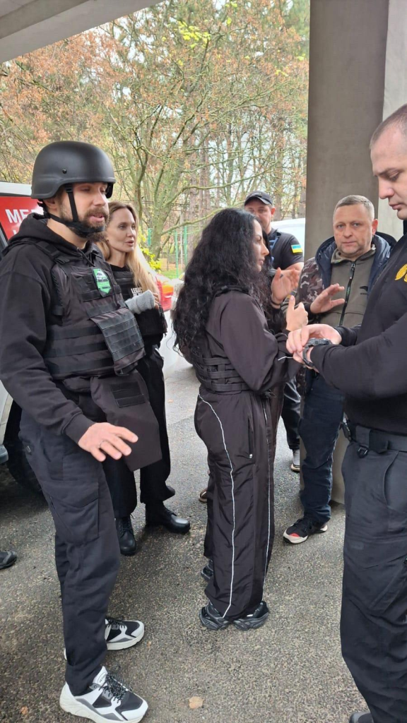 Анджелина Джоли приехала в Херсон несмотря на обстрелы и инцидент в пути