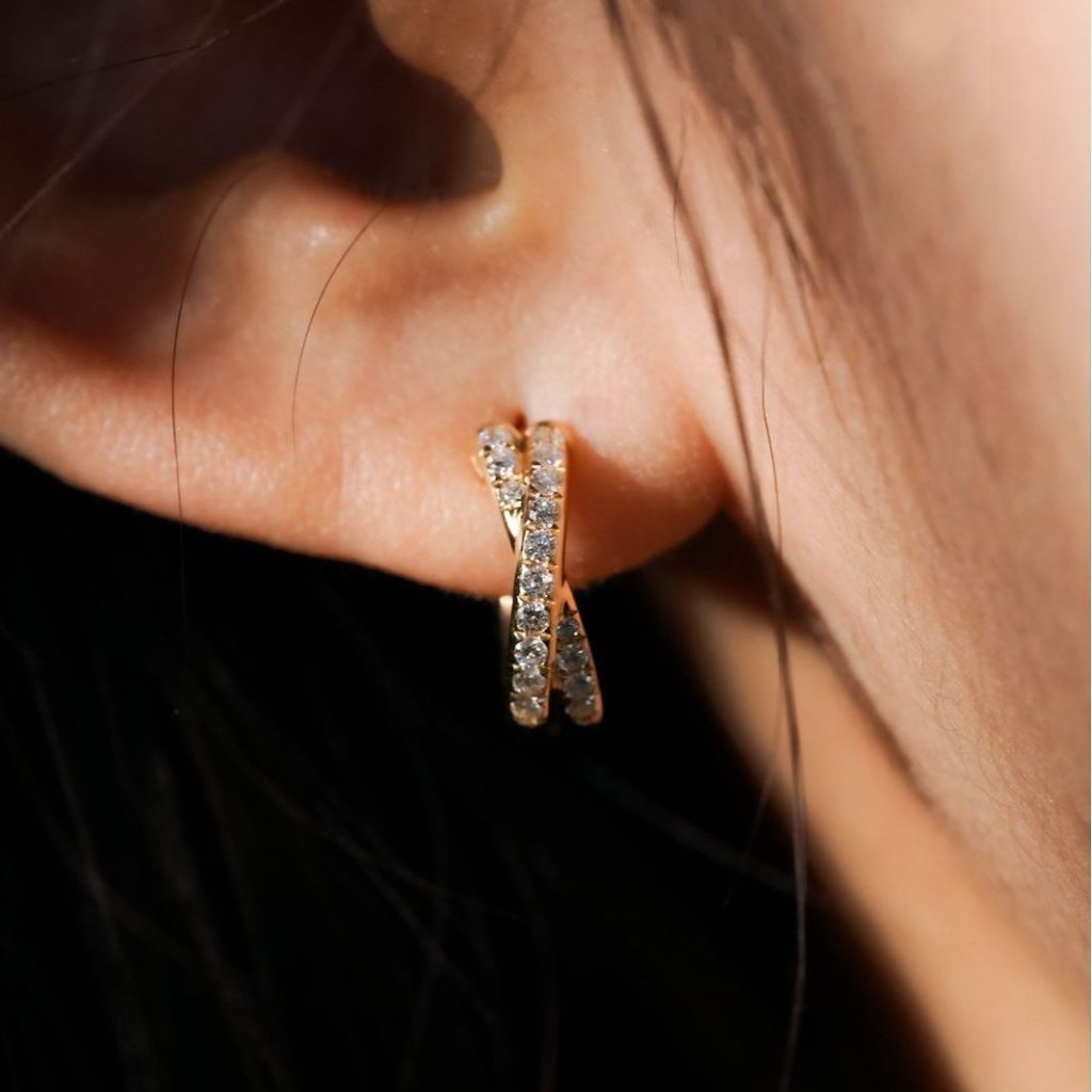 Как выбрать украшения онлайн: серьги и серебряные кулоны для повседневного стиля