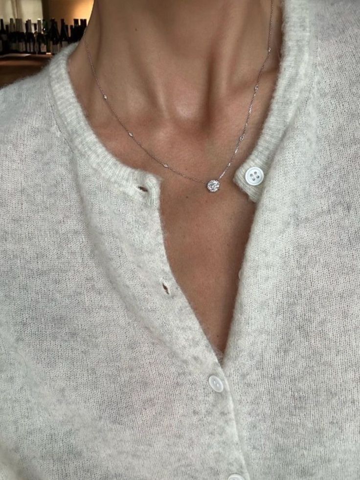 Как выбрать украшения онлайн: серьги и серебряные кулоны для повседневного стиля