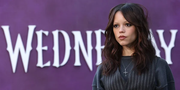 Образ Дженны Ортеги на Golden Globes 2026: платье Givenchy, вырезы и главная сенсация красной дорожки