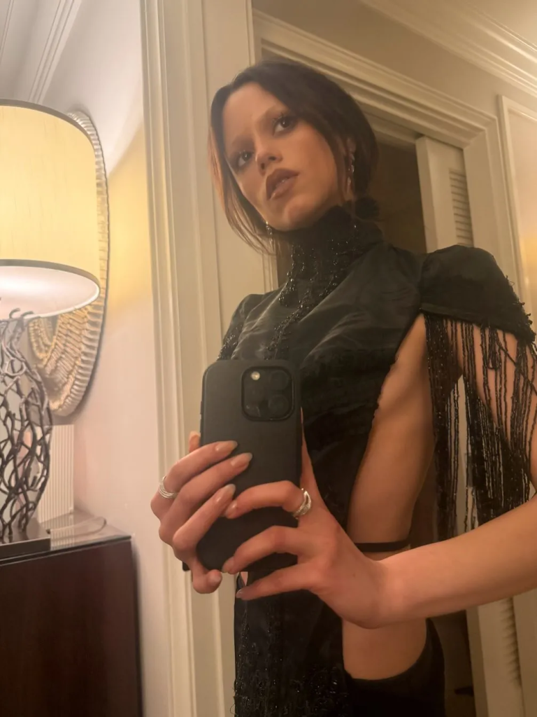 Образ Дженны Ортеги на Golden Globes 2026: платье Givenchy, вырезы и главная сенсация красной дорожки